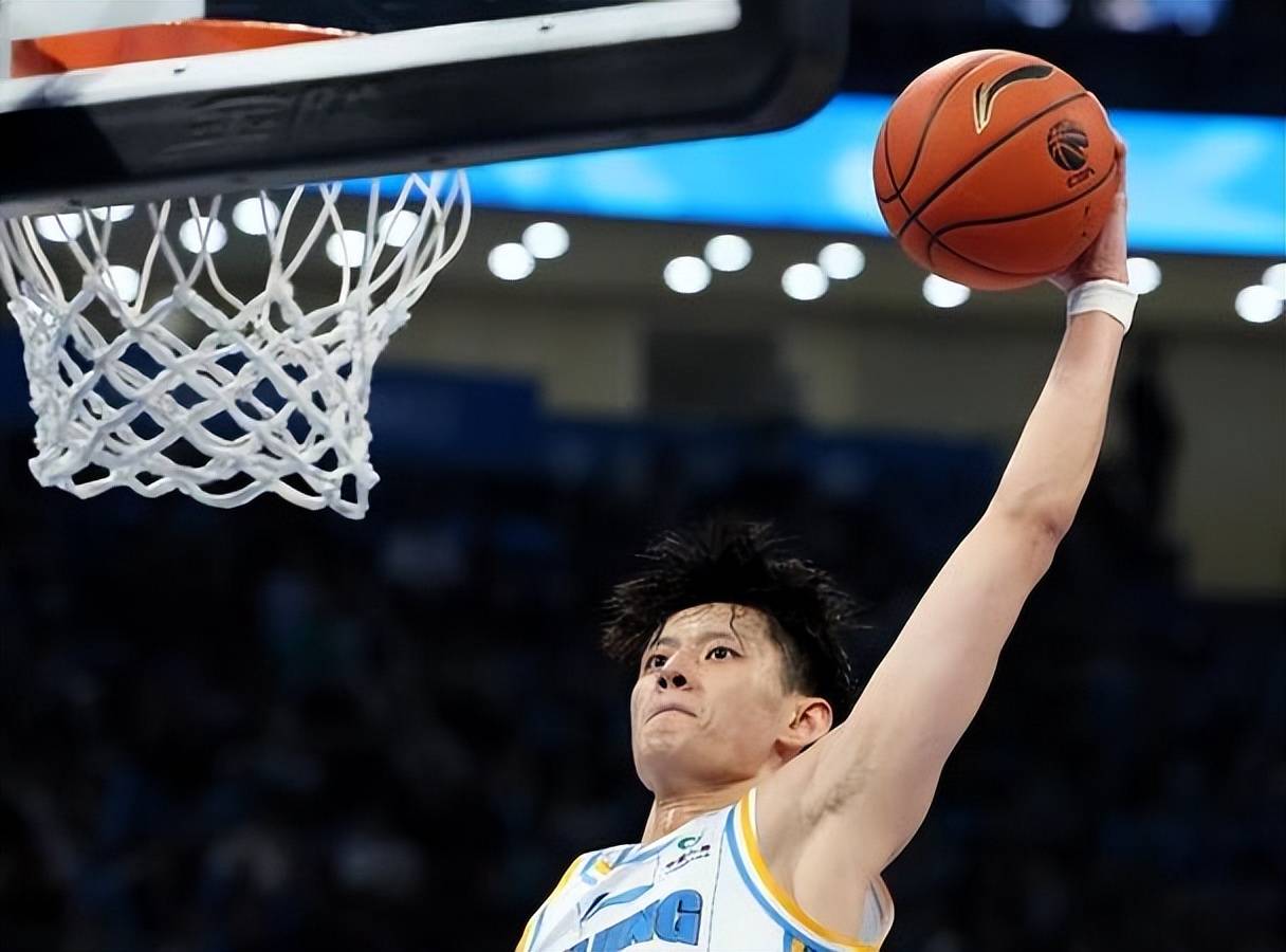 球员们在篮球场上发挥出色,屡破难关 球员们在篮球场上发挥出色,屡破难关