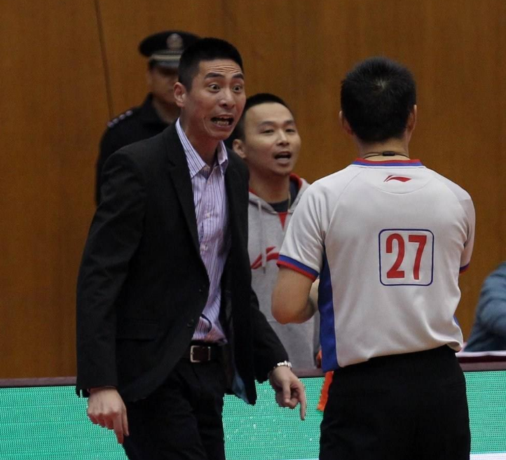 教练组与球员就战术训练计划进行深入讨论 教练组与球员就战术训练计划进行深入讨论