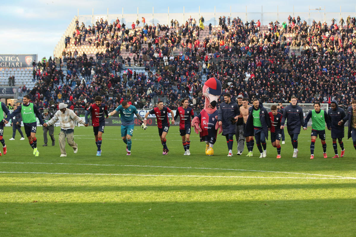 足球场上的激烈对抗让观众目不转睛 足球场上的激烈对抗让观众目不转睛