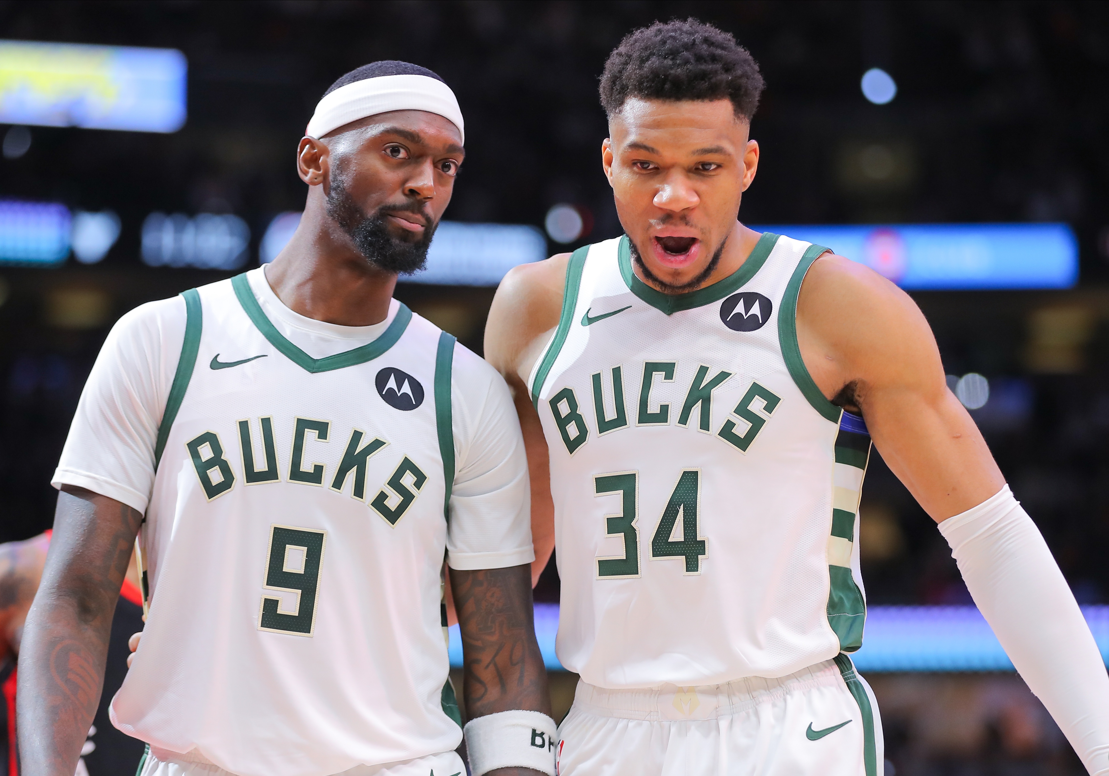 年轻球员表现抢眼率领球队取胜 年轻球员表现抢眼率领球队取胜