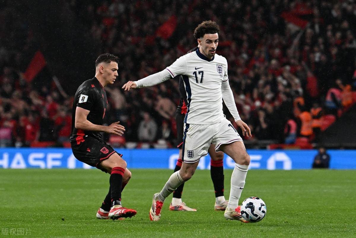 英格兰队客场击败拉脱维亚队,稳居小组榜首 英格兰队客场击败拉脱维亚队,稳居小组榜首