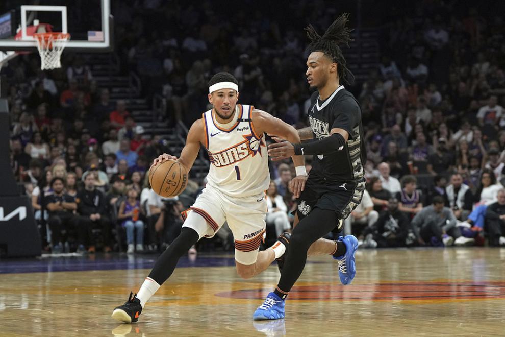 马刺完胜北京队，布克统治全场