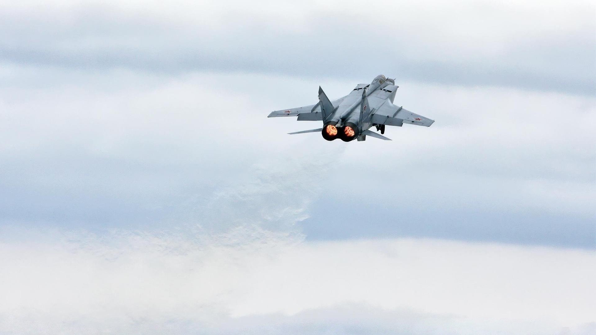 舞台的悖论,当蓝黑阴影笼罩红魔,苏亚雷斯却在聚光灯下绽放